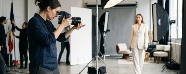 Photographe professionnel utilisant un appareil moyen format lors d'une séance en studio photo